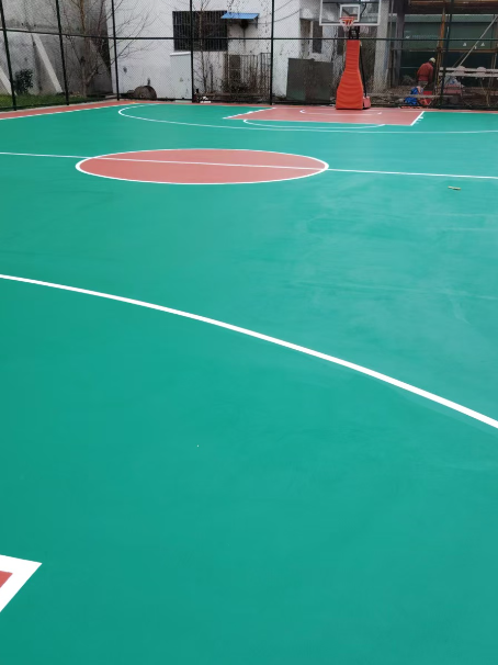 万年 球场长期使用易出现地面开裂